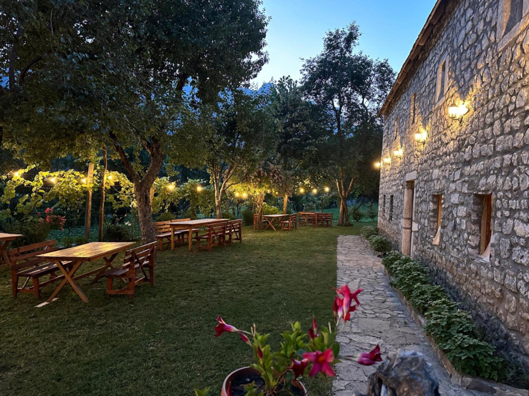 Bujtina Shkambi Hotel Тет Екстериор снимка